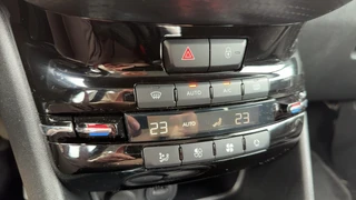 Peugeot 208 1.2 PureTech BlueLease Allure Navigatie Clima Velgen / 27