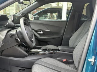 Peugeot e-2008 EV Allure 54 kWh | tot 406km WLTP range | Parkeersensoren voor + achter | Draadloos Apple Carplay/Android Auto | Cruise Control | Privacy Glass / 17