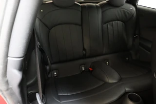 MINI Cooper Hatchback Chili Serious Business 3 deurs / Navigatiesysteem / Leder / John Cooper Works Exterieurpakket / Lichtpakket / Extra Getint Glas / Climate Control / Parkeersensoren / LED / Bluetooth / Cruise Control / Sportstoelen / 17 Inch / 17