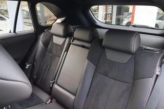 Toyota RAV4 2.5 Plug-in Hybrid AWD Style STUUR&WISSERVERW STOELVERW. V+A EL-A.KLEP EL-STOEL APPLE/ANDROID KEYLESS PRIVACYGLASS LED DAB / 17