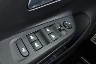 Opel Corsa-e Ultimate 50 kWh 136pk | Full Options | SOH 98% | Massagestoel | Camera | Adaptive Cruise Control | Navigatie | Keyless Entry en Start | LED Verlichting / 19