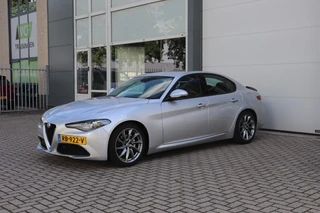 Alfa Romeo Giulia 2.0T SUPER AUT ORIG.NL/A.CarPlay/Ad.Cruise/Stuur&Stoelverw./18inch 114dkm! / 17