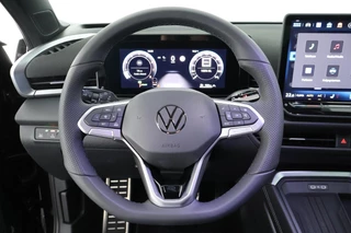 Volkswagen T-Roc 1.5 eTsi 150pk DSG R-Line First Edition Trekhaak Camera Keyless Stoelverwarming Virtual Cockpit Carplay / 19