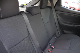 Toyota Yaris 1.5 HYBRID 115 STYLE PARK-SENSOREN BLIND-SPOT LM-VELGEN PRIVACY-GLASS LED-PAKKET AD-CRUISE APPLE/ANDROID / 30