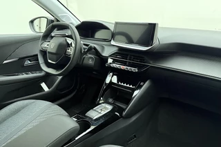 Peugeot 208 1.2 Hybrid e-DCS6 Allure 110 PK | Automaat | Vision & Navigation Pack | Metaallak | Parkeersensor | Camera | Licht Metalen Velgen | Nieuw uit voorraad | Direct leverbaar / 15