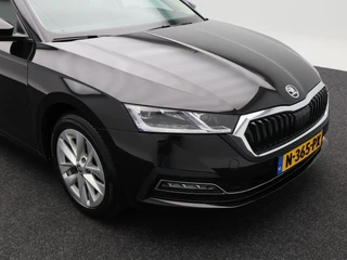 Skoda Octavia Combi 1.5 TSi 150 Pk First Edition | Stoelverwarming | Camera | Cruise Control | Navigatie | CarPlay | Matrix LED | 17 Inch | 60.639 Km !! / 11