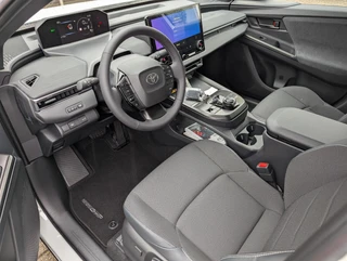 Toyota C-HR+ First Edition 77 kWh NIEUW & DIRECT LEVERBAAR! STOEL/STUURWIELVERWARMING WARMTEPOMP PDC VOOR + ACHTER CAMERA / 10