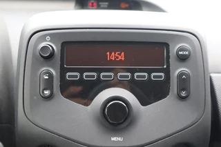 Toyota Aygo FUN 5-DEURS AIRCO NL-AUTO EL-RAMEN BLUETOOTH DEALER-ONDERHOUDEN / 23