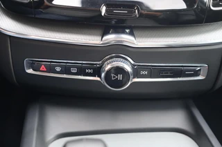 Volvo XC60 T6 Recharge AWD Plus Dark | Stoelverwarming | Trekhaak |  Parkeercamera | Panoramadak  | Longe Range | Pilot Assist | BLIS | Leder | Glossy Black | Keyless / 39