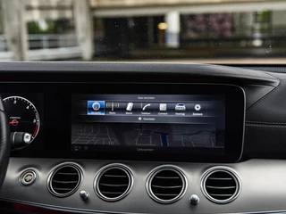 Mercedes-Benz E-klasse 220 d AMG Line Night Edition Panoramadak Widescreen Sfeerverlichting Apple CarPlay Android Auto Camera Stoelverwarming LED / 26
