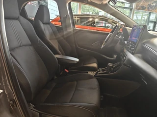 Toyota Yaris 1.5 Hybrid 115 Dynamic NIEUW DIRECT LEVERBAAR! MODEL 2026 STOEL/STUURVERW PARK-SENSOREN BLIND SPOT 17'' LM-VELGEN NAVI KEYLESS LED APPLE/ANDROID / 17