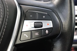 BMW X5 xDrive45e High Executive xLine Automaat  / Panoramadak / SOH 82% / Live Cockpit Professional / Trekhaak / Luchtvering / Stoelventilatie / Personal CoPilot Pack /  Comfortstoelen / Nappa Leder / Harman Kardon / Stoelverwarming / Head-Up Display / Active Steering / Individual Dashboard Leder / 48