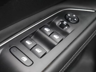 Peugeot 3008 1.2 PureTech Première | Elektrisch bedienbare achterklep | 19 inch velgen | Keyless entry en start | Dealer onderhouden | Navigatie | Zwart Dak | Climate control / 19