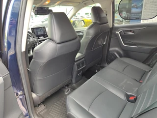 Toyota RAV4 2.5 HYBRID STYLE LEDER STOEL/STUURVERW PARK-SENSOREN EL-STOEL EL-ACHTERKLEP APPLE/ANDROID CAMERA CLIMA LED PRIVACY GLASS 17'' LM-VELGEN / 7