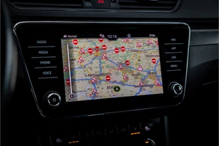 Škoda Superb Combi 1.4 TSI iV Sportline Business  Panorama Matrix ACC 360 Camera / 35
