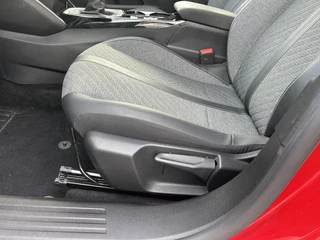 Peugeot 2008 1.2 Turbo 100 PK Allure | Nieuwste Model | Navigatie via Telefoon | LED Verlichting | Cruise Control | Hoge Zitpositie | Parkeersensoren | DAB | Digitaal Dashboard | Half Lederen stoelen | Lichtmetalen Velgen 17 inch | / 35