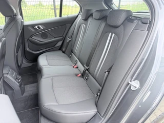 BMW 1-serie 118i Executive Edition | Carplay | PDC | Navi | Sportstuur / 28