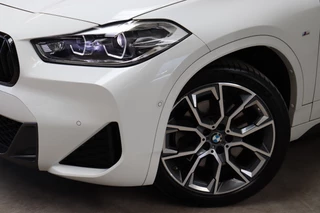 BMW X2 xDrive20i High Executive M Sport Pakket Automaat  / Navigatiesysteem Plus / Leder / Panoramadak / Achteruitrijcamera / Stoelverwarming / Climate Control / Hifi / Shadow Line / Parkeersensoren voor+achter / Extra Getint Glas / 19 Inch / 10