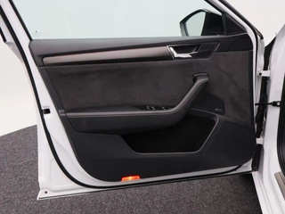 Škoda Superb Combi 1.5 TSi ACT 150 Pk Automaat Sportline Business | Trekhaak | Stoelverwarming | Panorama dak | Camera | Canton Audio | Alcantara | CarPlay | 18 Inch / 20