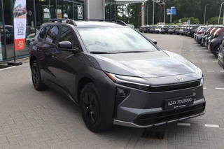 Toyota bZ4X Touring Dynamic 75 kWh NIEUW & DIRECT LEVERBAAR! BLIND-SPOT PARK-SENSOREN STOEL/STUURVERW APPLE/ANDROID 18" LM-VELGEN / 10
