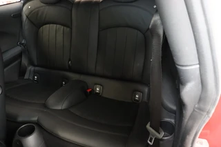 MINI Cooper Hatchback Chili Serious Business 3 deurs / Navigatiesysteem / Leder / John Cooper Works Exterieurpakket / Lichtpakket / Extra Getint Glas / Climate Control / Parkeersensoren / LED / Bluetooth / Cruise Control / Sportstoelen / 17 Inch / 15