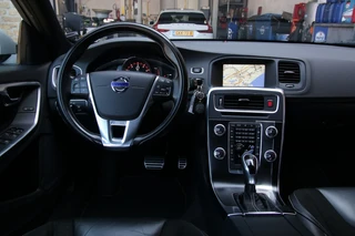 Volvo V60 2.0 T4 Momentum R-Design Camera achter | Parkeersensoren V+A | Navi / 6
