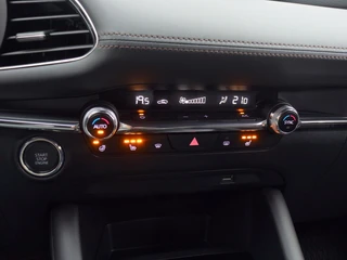 Mazda 3 2.0 SA-X Luxury Trekhaak | Leder | Head-up | All-seasonbanden / 38