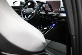 Volkswagen Golf 1.5 eHybrid GTE | LEDER | PANORAMADAK | HEAD UP | STOELVENTILATIE | STUURVERWARMING | TREKHAAK | 18" / 17