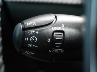 Peugeot 208 1.2 PureTech 100 Style | Lage km.stand | Airco | Cruise control | Parkeersensoren achter | Apple Carplay/Android Auto | Led verlichting / 18