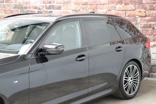 BMW 5 Series Touring 520i High Executive M Sport Pakket Automaat  / Live Cockpit Professional / Driving Assistant / Head-Up Display / Comfortstoelen / Achteruitrijcamera /  19 Inch / Exklusivleder 'Nappa' / DAB / Stoelverwarming / Hifi / Extra Getint Glas / Ambiance Verlichting / 10