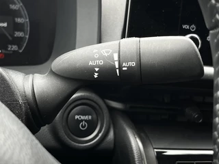 Toyota C-HR 1.8 Hybrid 140 Dynamic APPLE/ANDROID STUUR/STOELVERWARMING NAVI PARK-SENSOREN CAMERA CLIMA KEYLESS LM-VELGEN / 17