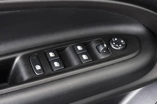 Jeep Avenger 1.2 e-Hybrid Summit Infotainment & Convenience Pack JBL Carplay / 28