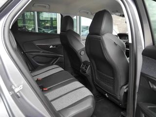 Peugeot 3008 1.2 PureTech Première | Elektrisch bedienbare achterklep | 19 inch velgen | Keyless entry en start | Dealer onderhouden | Navigatie | Zwart Dak | Climate control / 16