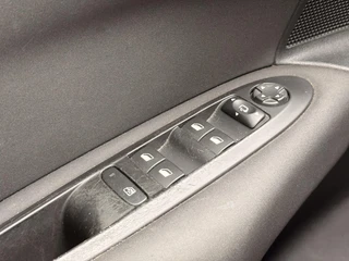 Citroen C4 1.2 PureTech Feel Collection Parkeersensoren Voor en Achter, Navigatie, Bluetooth, trekhaak, Cruise Control / 23