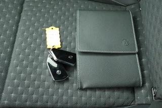 Volkswagen T-Roc 1.5 eTsi 150pk DSG R-Line First Edition Trekhaak Camera Keyless Stoelverwarming Virtual Cockpit Carplay / 42