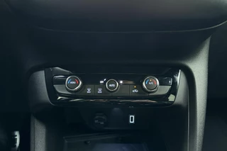 Opel Corsa Electric Long Range GS 51 kWh | Keyless Entry & Start | Climate Control | Navigatie | Extra getint glas | Camera | Parkeersensoren voor & achter | Full LED / 20