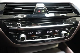 BMW 5 Series Touring 520i High Executive M Sport Pakket Automaat  / Live Cockpit Professional / Driving Assistant / Head-Up Display / Comfortstoelen / Achteruitrijcamera /  19 Inch / Exklusivleder 'Nappa' / DAB / Stoelverwarming / Hifi / Extra Getint Glas / Ambiance Verlichting / 22