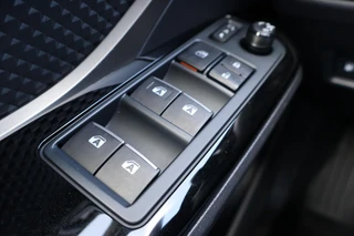 Toyota C-HR 1.8 Hybrid Bi-Tone STOEL/STUURVERW PARK-SENSOREN DODEHOEK DETECTIE LM-VELGEN BLUETOOTH CAMERA LED / 7
