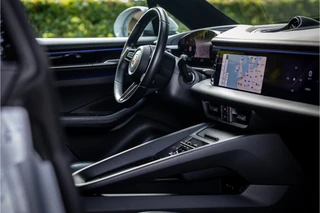 Porsche Macan 4 100 kWh  Pano Luchtvering Sport Chrono Matrix Passenger Display / 42