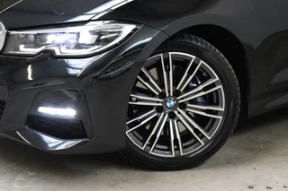 BMW 3 Serie Sedan 330i High Executive M Sport Pakket Automaat  / Live Cockpit Professional / Head-Up Display / Leder / Harman Kardon / LED / Stoelverwarming / Driving Assistant / Achteruitrijcamera / M Sportremsysteem / DAB / Ambiance Verlichting / 9