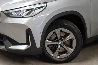 BMW X1 sDrive20i Executive Automaat  / Navigatiesyteem / Panoramadak / Achteruitrijcamera / DAB / Extra Getint Glas / 17 Inch / Dakdraagsysteem / Travelpack / DAB / Sportstoelen / Parkeersensoren voor+achter / 9