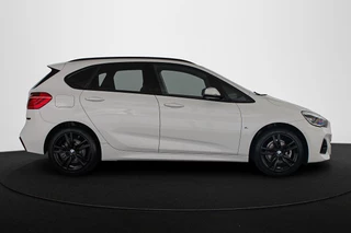 BMW 2-serie Active Tourer 218i M Sport Head-Up Sportstoelen Stoelverwarming HiFi Camera / 32