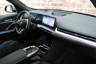 BMW X1 sDrive20i Executive M Sport Pakket Automaat  / Live Cockpit Professional / Shadow Line / Comfort Access / Head-Up Display / Adaptieve LED / 18 Inch / Parking Assistant Plus / Innovation Pack / Elektrisch Verstelbare Voorstoelen / Extra Getint Glas / 23