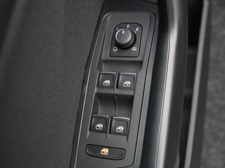 Volkswagen T-Roc 1.5 TSi 150 Pk Automaat Sport Business R-Line | Black Style | Camera | Stoelverwarming | Adaptive Cruise | Navigatie | CarPlay | Climatronic | 18 Inch | 89.335 Km !! / 20