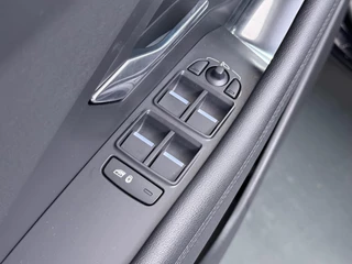 Jaguar E-PACE 2.0 P200 AWD R-Dynamic / 19