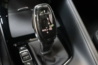 BMW X2 sDrive20i High Executive M Sport Pakket Automaat  / Navigatiesysteem Plus / Leder / Panoramadak / Stoelverwarming / LED / Harman Kardon / 19 Inch / Head-Up Display / Parkeersensoren voor+achter / Climate Control / Shadow Line / 20