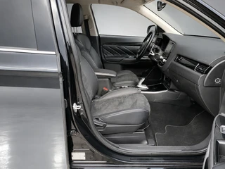 Mitsubishi Outlander 2.4 PHEV Intense+ 4WD 225 pk AUT. | 1e eigenaar | navigatie | trekhaak | elektr. v. stoel | carplay | alcantara / 19