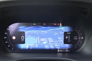 Volvo XC60 T6 Recharge AWD R-Design | Stoelverwarming & Koeling | 360° Camera | Panoramadak | Long Range | H/K | Keyless / 17