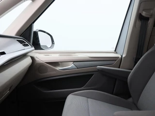 Volkswagen Multivan 1.4 eHybrid L2H1 Style 7-Persoons | Panorama dak | Stoelverwarming | Adaptive Cruise | Trekhaak | Camera | CarPlay | Climatronic | 17 Inch | 21.560 Km !! / 35