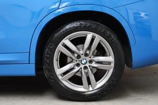 BMW X1 sDrive18i High Executive M Sport Pakket Automaat  / Navigatiesysteem Professional / Panoramadak / 18 Inch / LED / Stoelverwarming / Achteruitrijcamera / Extra Getint Glas / Harman Kardon / Shadow Line / Parkeersensoren voor+achter / 9